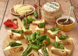 tapas-piments-de-guernica-frits-et-ptit-basque-coupe-ok