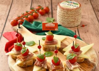 tapas-au-ptit-basque-avec-jambon-iberique-tomate-et-basilic-coupe-ok