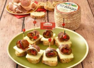 tapas-au-jambon-de-bayonne-aubergine-tomate-sechee-et-ptit-basque-coupe-ok